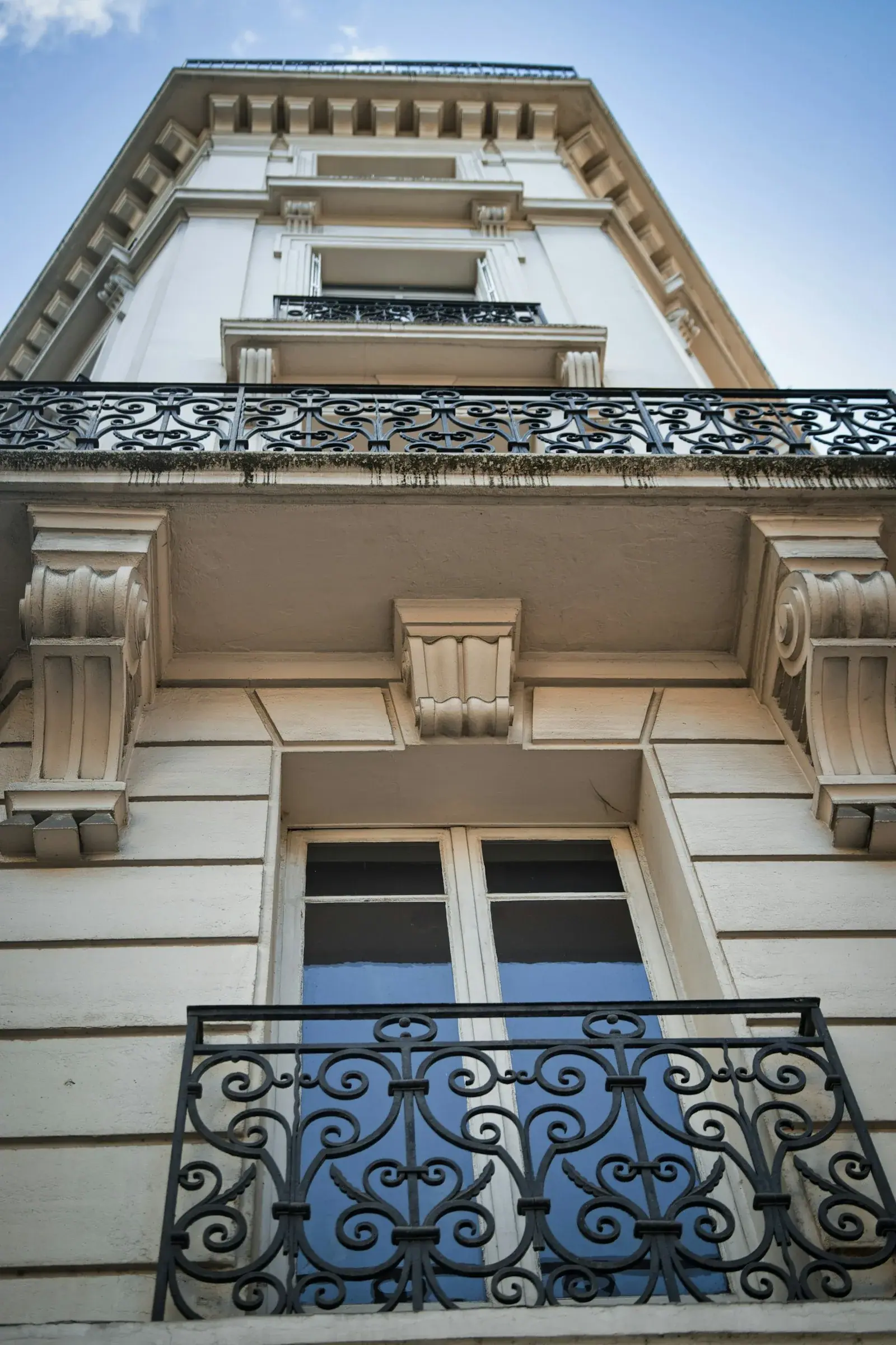 Schmiedeeiserne Balkone an einer historischen Fassade