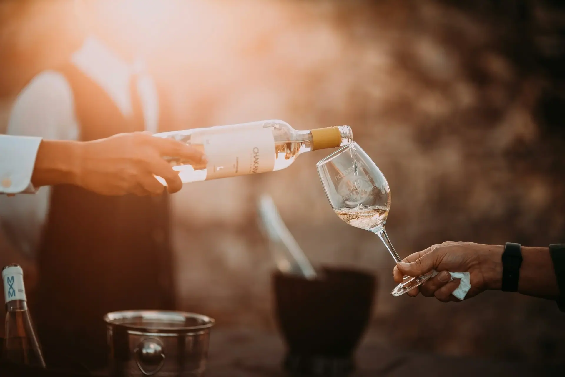 Service am Tisch: Wein wird eingeschenkt